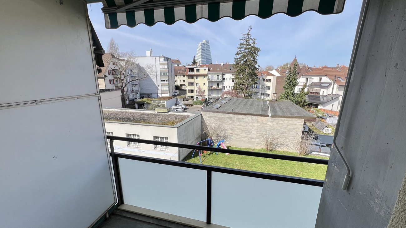 Balkon zur Hofseite
(Beispielfoto aus baugleicher Wohnung; Abweichung sind möglich)